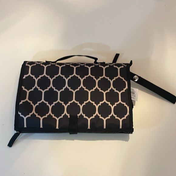2/$30 Never Used Skip Hop Portable Changing Pad Station Clutch Bag - Picture 3 of 15